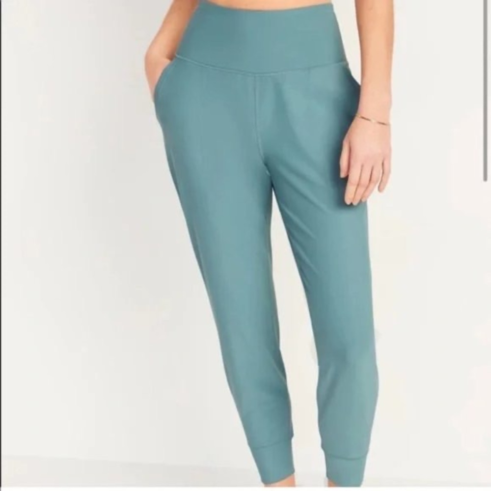 Old Navy’s High-Waisted PowerSoft 7/8-Length Joggers